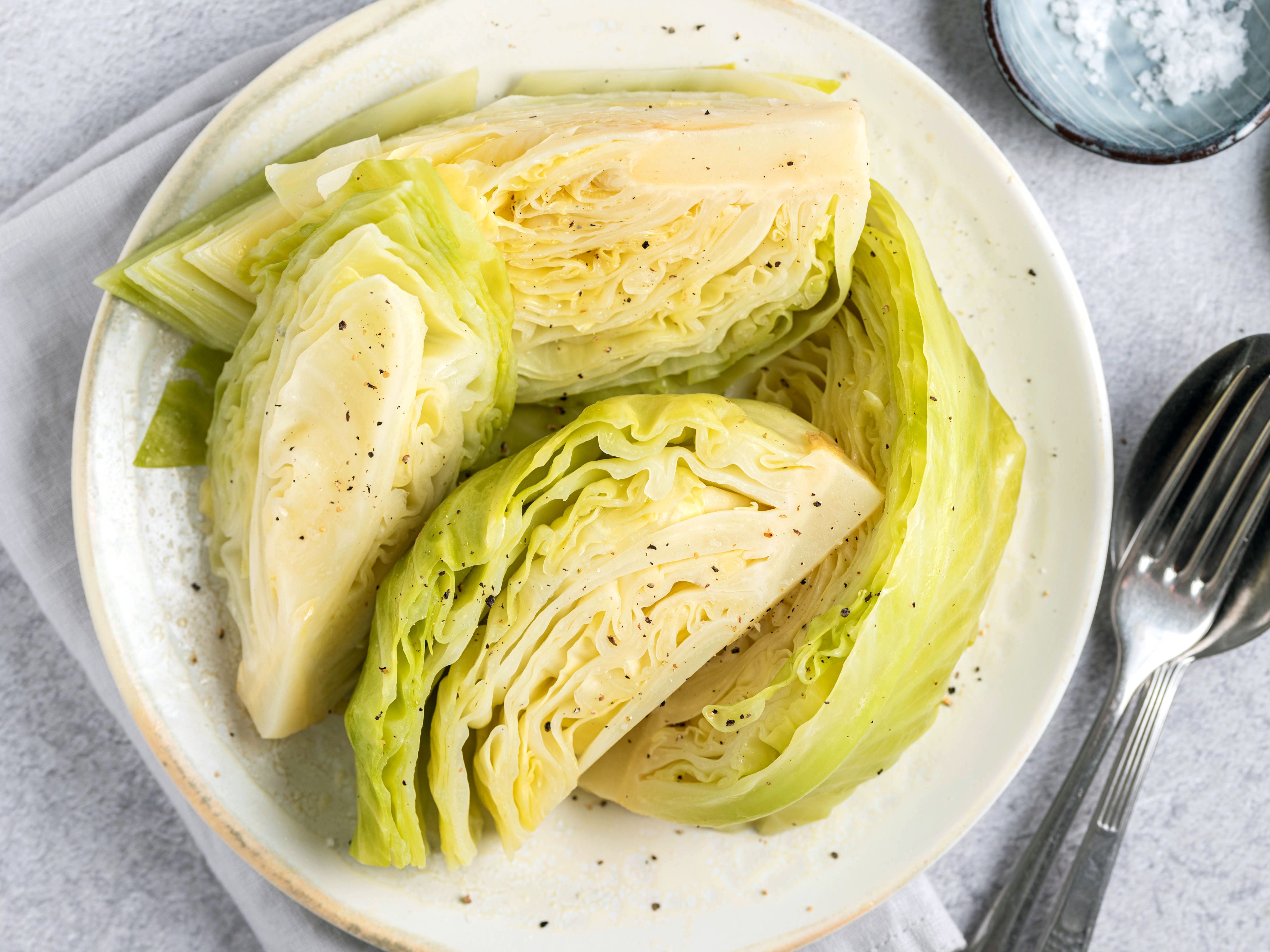 What does cooked cabbage taste like?