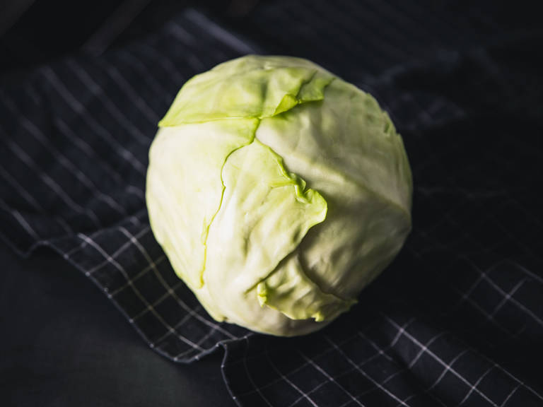 What does white cabbage taste like?